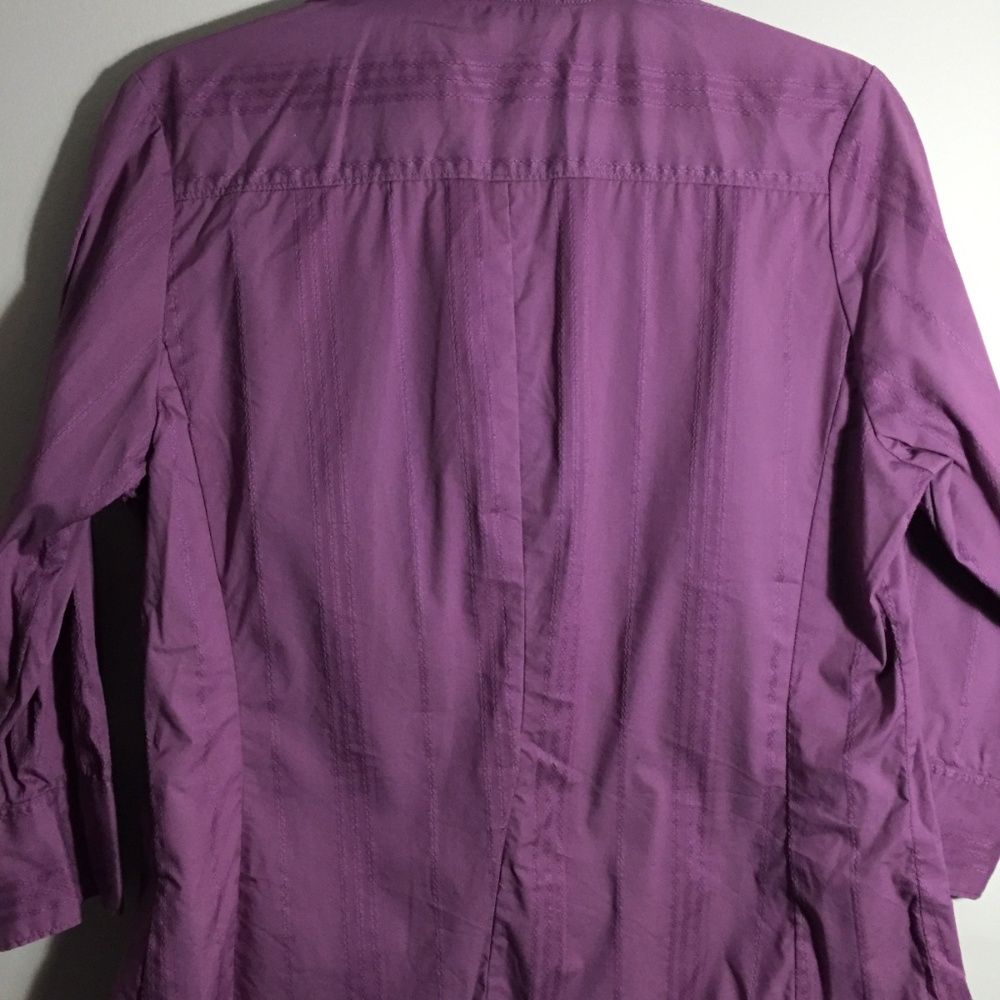 🦋 3/$25 Light Purple Textured Button-Up - Picture 2 of 5
